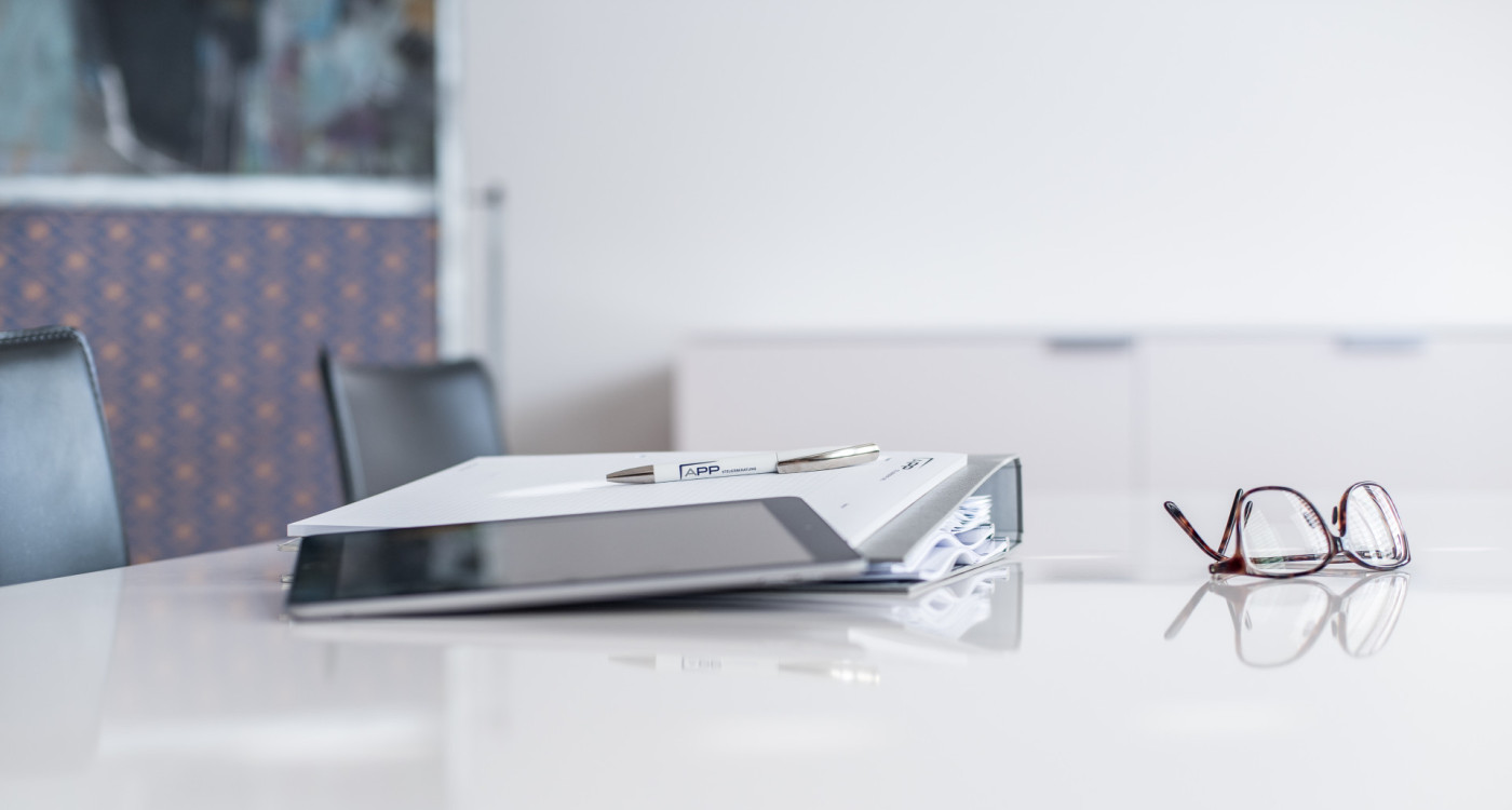 Dokumentenmappe, Tablet und APP-Kugelschreiber am Schreibtisch