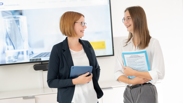 APP Mitarbeiterinnen unterhalten sich.