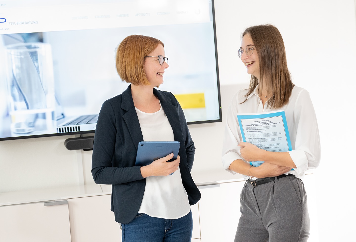 APP Mitarbeiterinnen unterhalten sich.