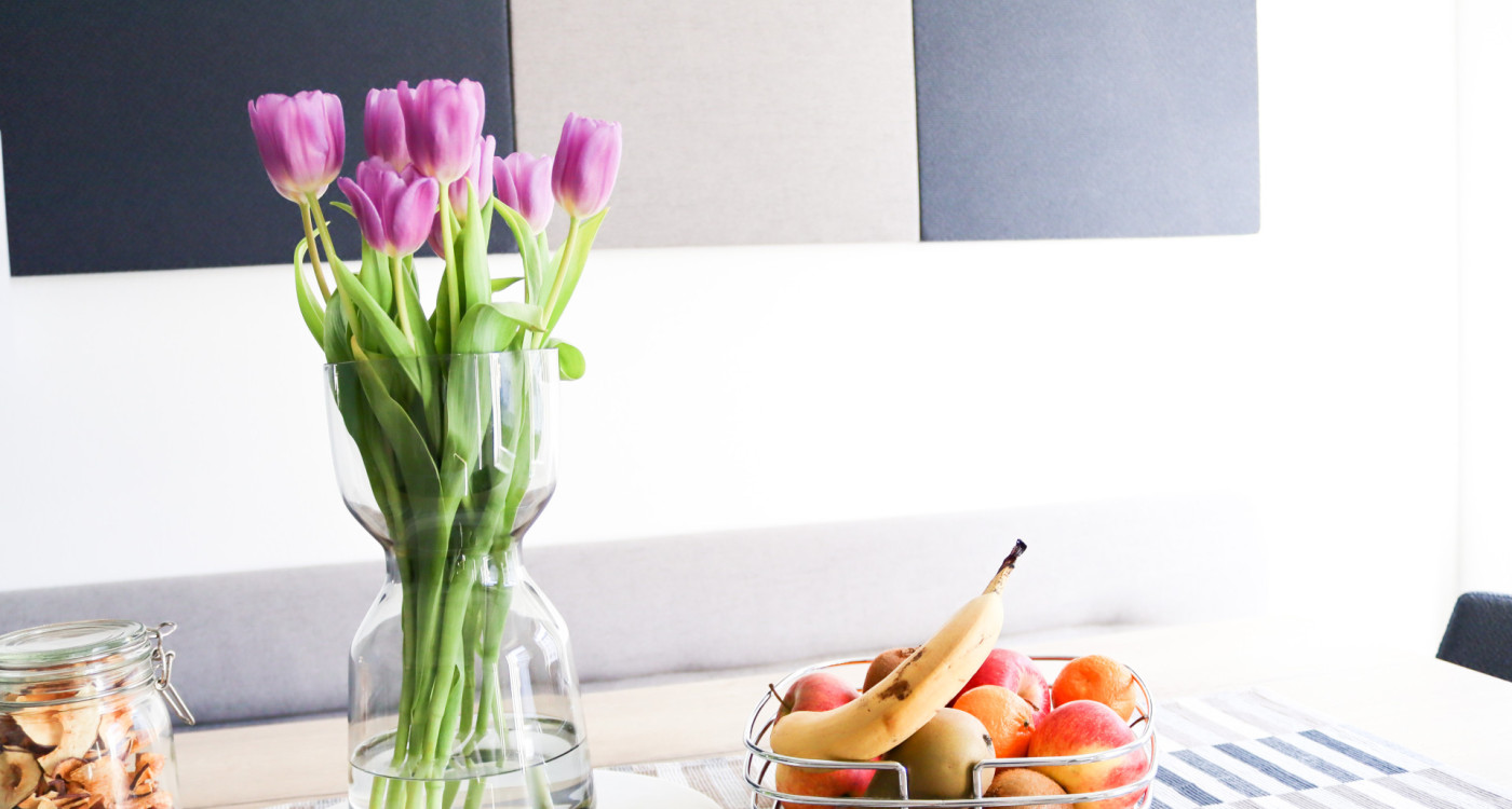 APP Küche: Blumenstrauß und Obstkorb