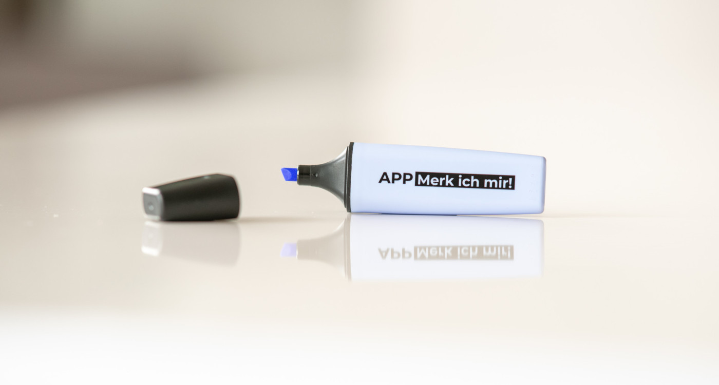 Man sieht einen Textmarker mit dem Slogan: APP Merk ich mir
