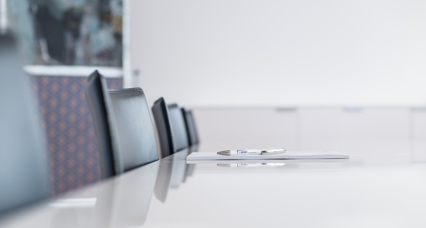 Tisch im Besprechungszimmer