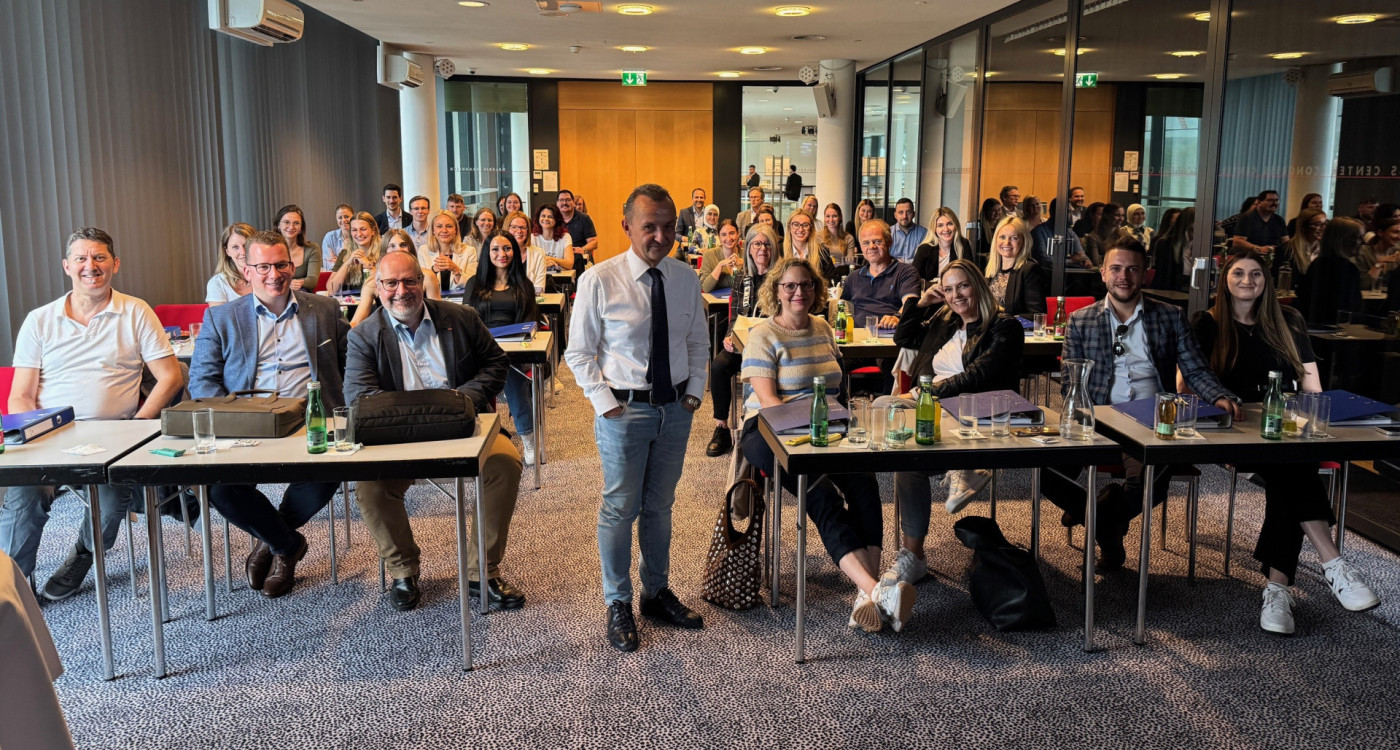 Man sieht alle Seminarteilnehmer und den Vortragenden im Seminarraum