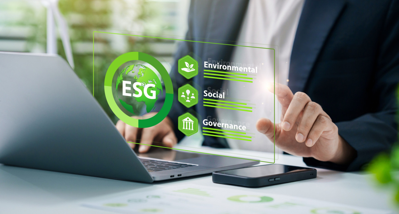 Herr sitzt vor dem Laptop