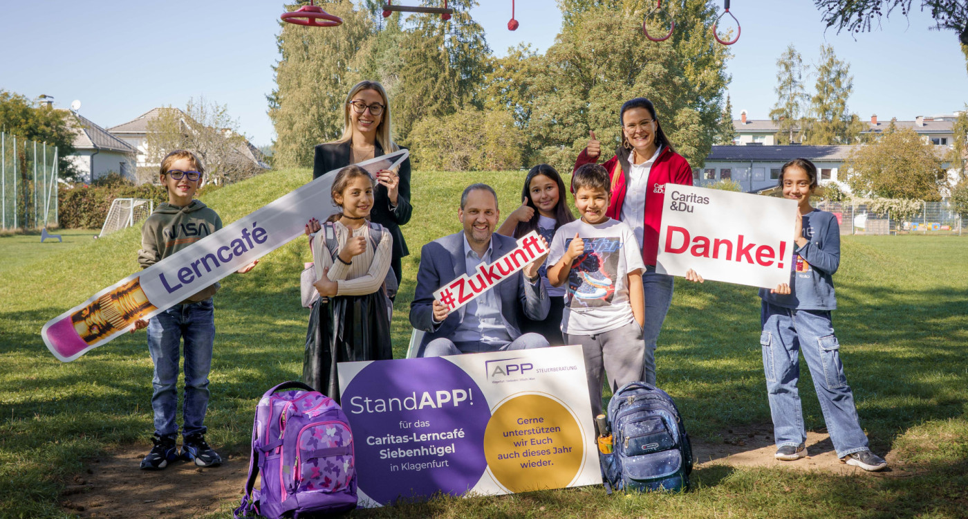 Gruppenfoto im Lerncafé Siebenhügel mit den Kindern und der Geschäftsführung